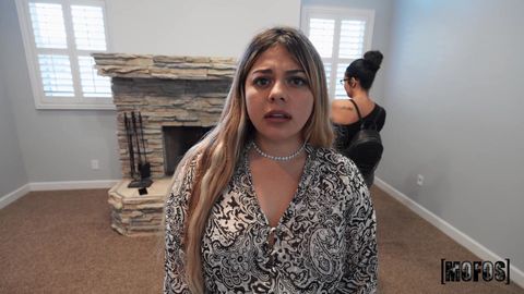 Latina procace con tette enormi succhia cazzo duro in casa